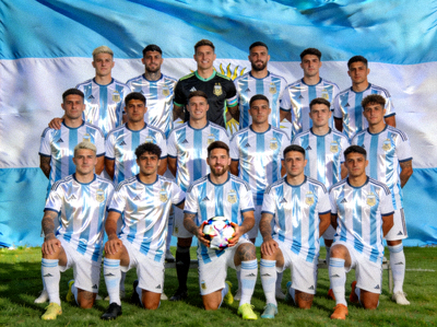 阿根廷国家足球队全家福 - 球员身着蓝白条纹队服