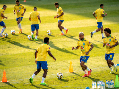 巴西国家足球队训练场景 - 黄色队服球员在绿茵场上