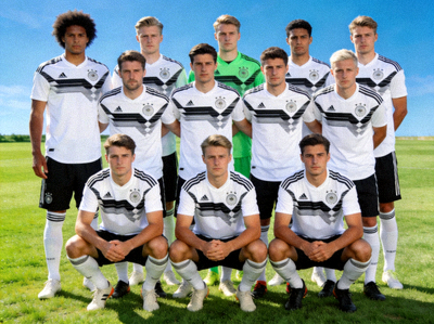 德国国家足球队赛前合影 - 白色队服球员严肃站立