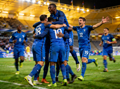 法国国家足球队庆祝进球 - 蓝色队服球员拥抱